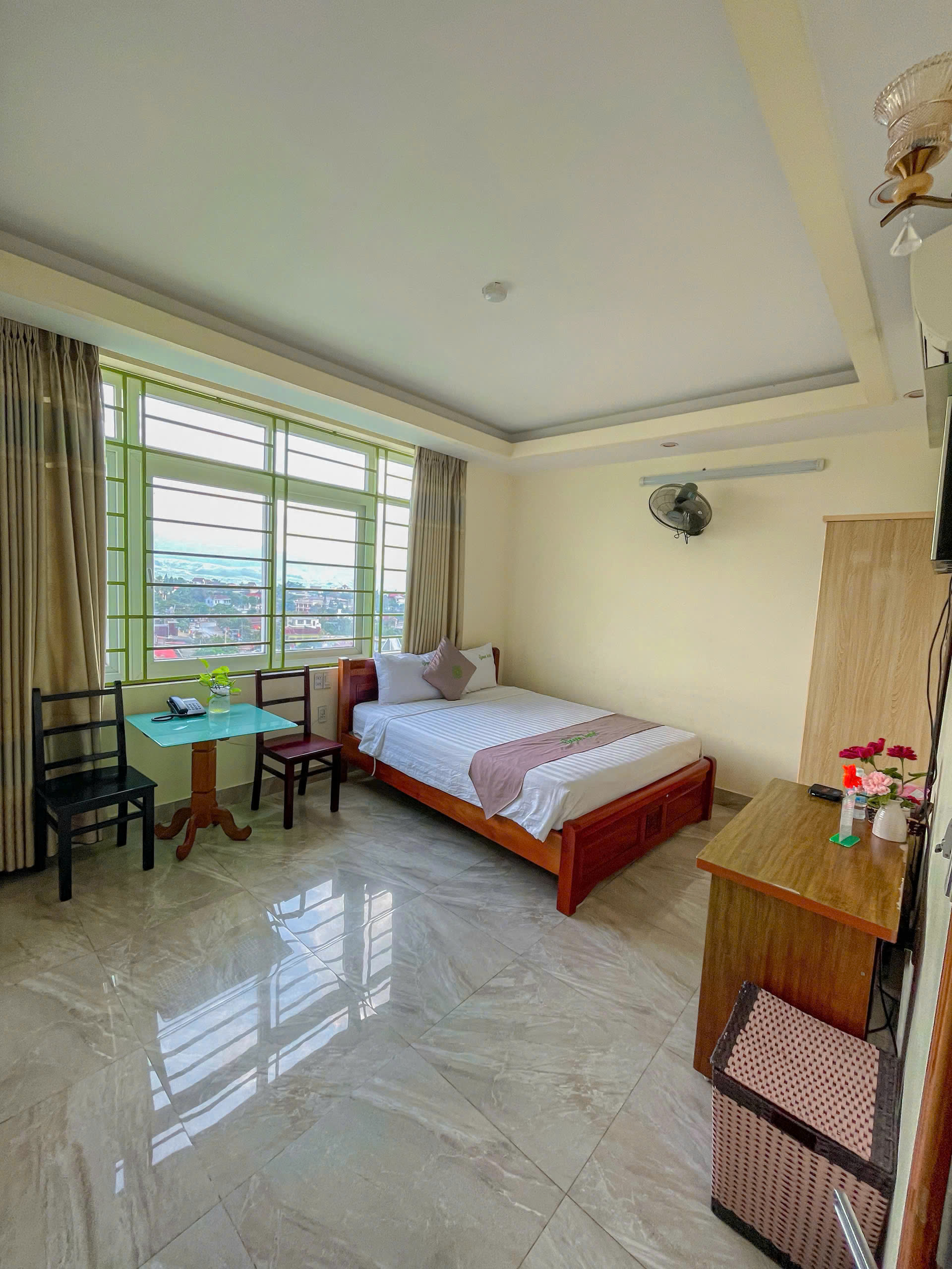 PHÒNG: NẮNG NHẸ ROOM